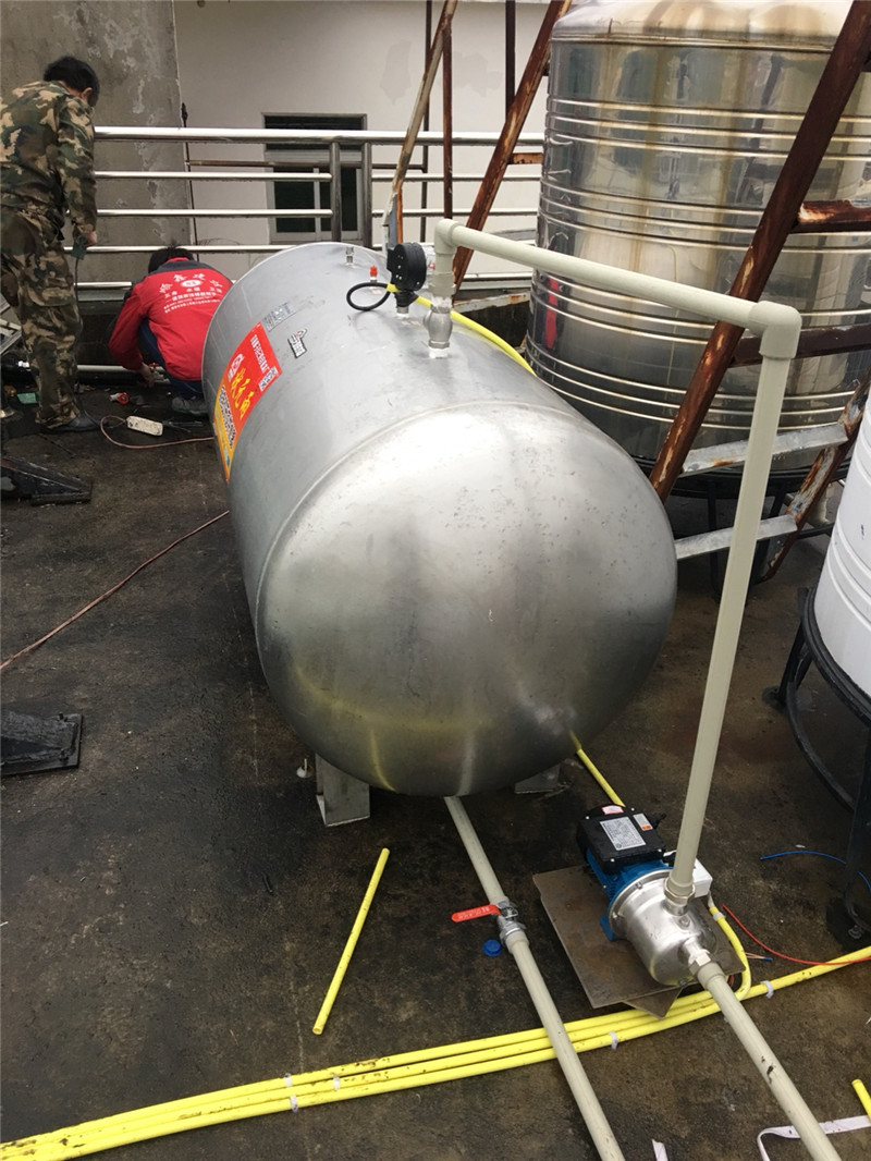 狀元雨無塔供水器壓力罐大罐安裝實拍